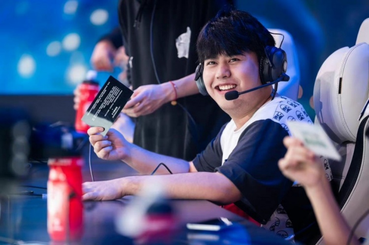 这位年轻前 这位年轻前