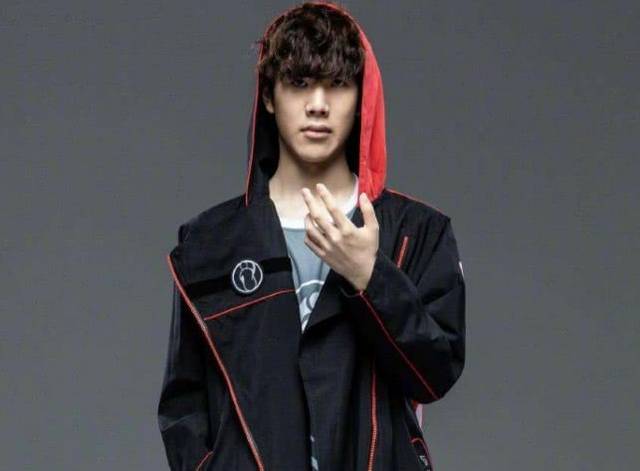 表现出了与 表现出了与